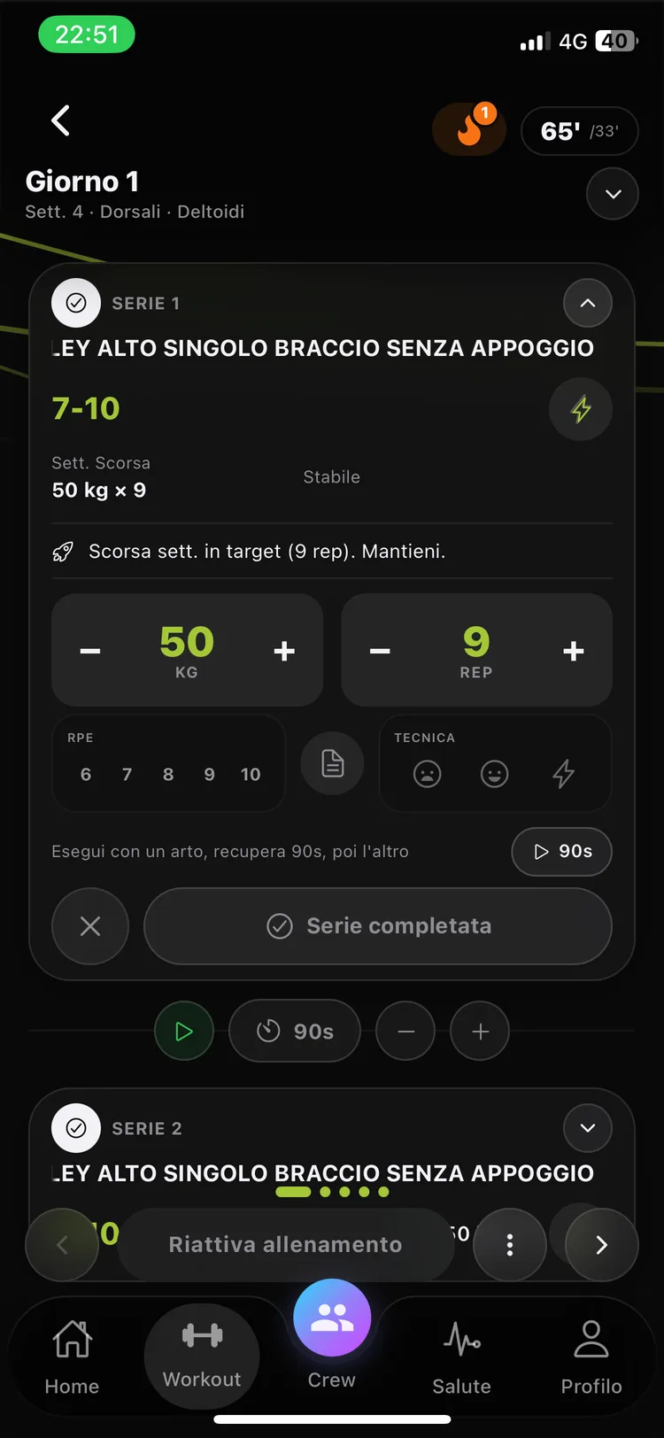 Schermata di esecuzione dell’allenamento con serie, ripetizioni, carichi e timer di recupero